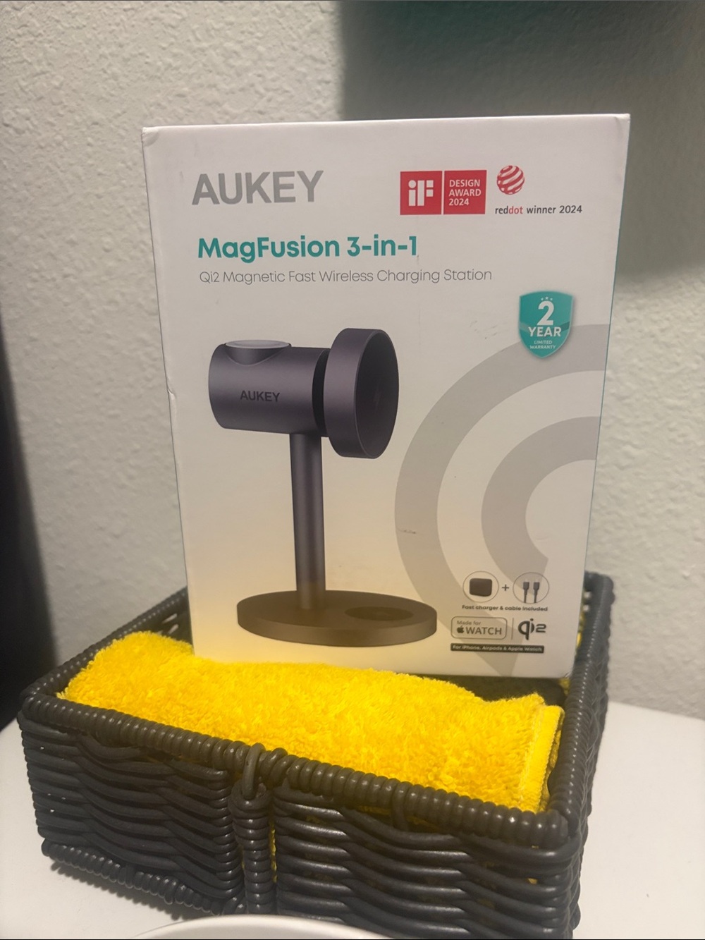 Qi AUKEY MagFusion 3-in-1 Wireless Charging Station - Black, Yellow
